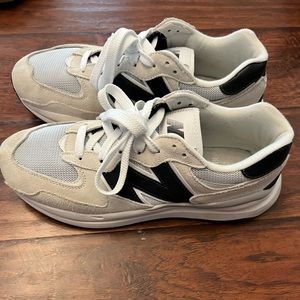 New Balance sneakers. Size 11. Like new condition.